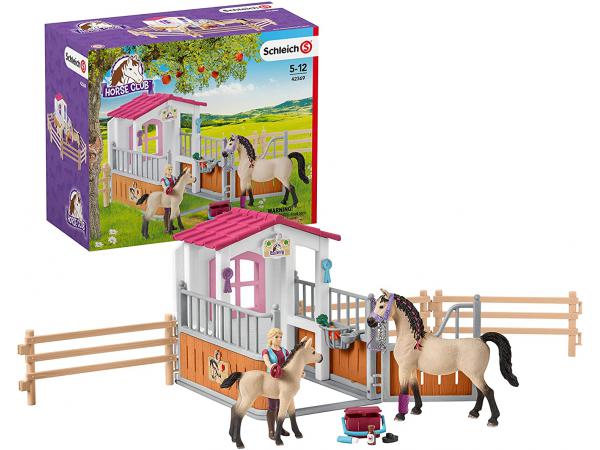 Figurine schleich box avec chevaux arabes et soigneuse de chevaux