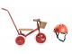 Tricycle et casque rouge